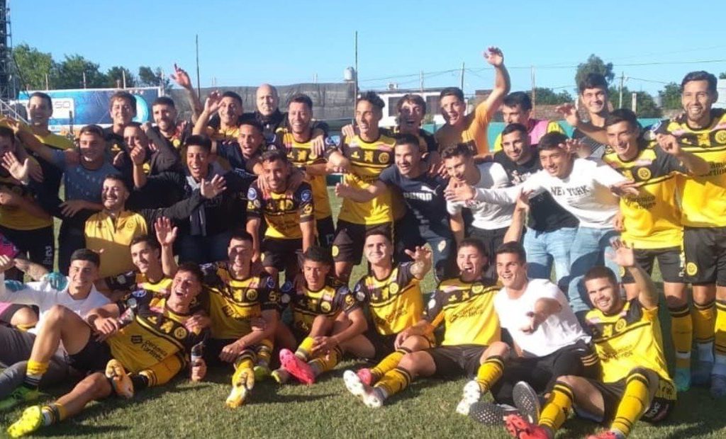 Fútbol A F A Ale Nalerio de parabienes Flandria campeón de primera